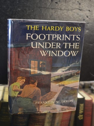 The Hardy Boys #12: Footprints Under the Stairs