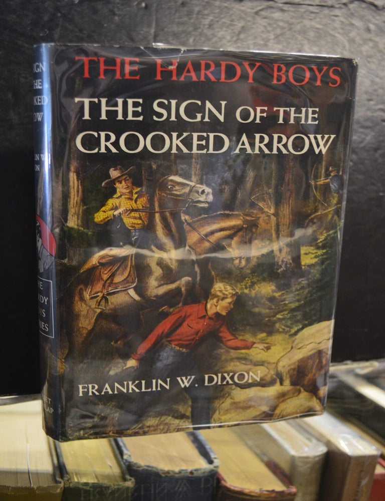 Item #78361 The Hardy Boys #28: The Sign of the Crooked Arrow. Franklin W. Dixon.